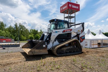 Plně elektrický kompaktní pásový nakladač Bobcat T7X.