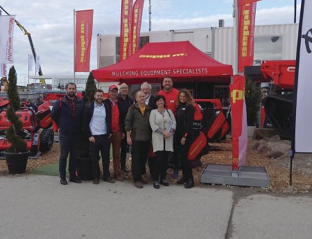 Zástupci společnosti AGRIIMPORT Plzeň před expozicí firmy SEPPI M.