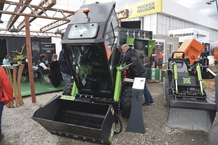 Smykem řízeného nakladače z produkce KOVACO Electric se těšily velikému zájmu.