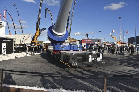 Důraz na udržitelnost a ekologii byl všudypřítomný. Na fotografii přívěs k přepravě lopatek větrných elektráren.