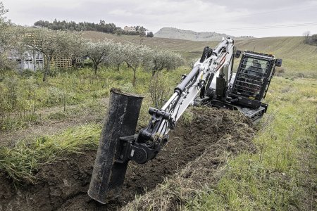 Nové modely minibagrů E60 a E88 si bude možné u Bobcat CZ pronajímat i s naklápěcí hlavou tzv. „powertiltem“.