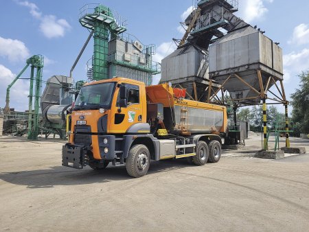 Ford Trucks 3542 D s nástavbou od tuzemské firmy Molčik.