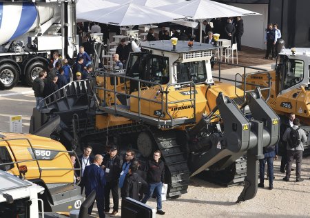 Dozer Liebherr PR 766 G8 je vybaven vysoce účinným hydrostatickým pohonem „High Drive“.