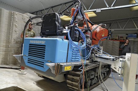 Messersi TC230 při tisku. Do budoucna bude v zadní části u sedačky nainstalovaný rozvaděč a kontroler robota.