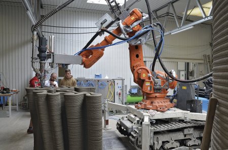 V době návštěvy pracoval robot na vytvoření betonové skulptury, určené na prestižní výstavu Designblok v Praze.