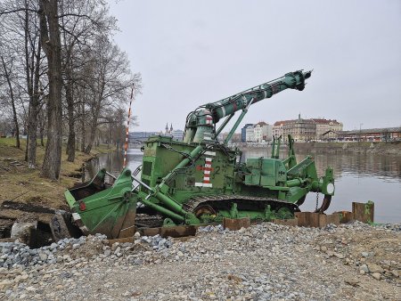 Na zádi dozeru je rozrývač, vpředu je uzavíratelná radlice o objemu 3,8 m³.