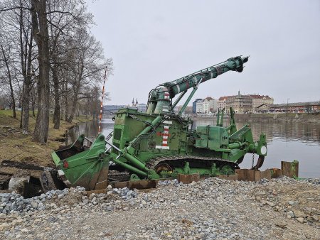 Na zádi dozeru je rozrývač, vpředu je uzavíratelná radlice o objemu 3,8 m³.