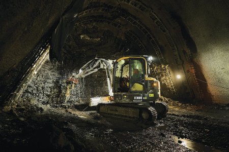 Dočišťování profilu pomocí hydraulického kladiva na tunelovém rýpadle Volvo ECR 88D.