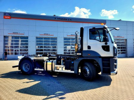 Ford Trucks 1833D s konfigurací podvozku 4×2, na kterém může být nainstalovaný hákový nosič kontejnerů s kapacitou 12 tun.