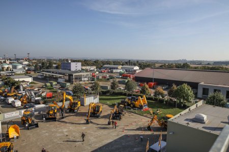 Část plochy s vystavenými stroji JCB