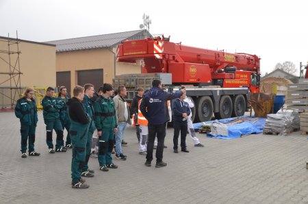 Součástí programu byla také prohlídka zázemí úspěšné stavební firmy Miroslav Šmíd s.r.o. Právě ta je hlavním partnerem a spoluzakladatelem projektu Strojnické průkazy na klíč.