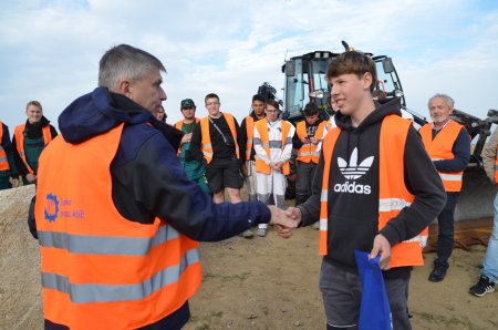 Vítěz prvního dne na mini-rýpadle SANY Jakub Pelikán, žák druhého ročníku oboru zedník na SOŠ Jarov. Výsledný čas 24,78 vteřiny by obstál i na „velkých“ soutěžích zkušených strojníků.