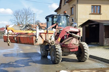 Ve firmě BAGGER si nemohou vynachválit přední otočnou nástavbu modelu V70S. Fotografie pořízená při výstavbě kanalizace v obci Chezovice.