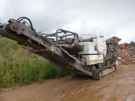 S hmotností 30 t se jedná o malý ale výkonný stroj na recyklaci demoličních materiálů: mobilní drtič kamene Metso Lokotrack LT95. (foto Surplex)