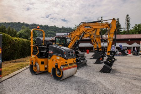 Tandemový silniční válec Sany STR30C-10. V těchto dnech se rozbíhá jeho sériová výroba. Prvním dealerem silniční techniky Sany v Evropě bude společnost CARACAL MACHINES. 