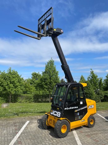 Jednou z novinek půjčovny TerraRent pro letošní rok je tento čtyřtunový terénní vysokozdvižný vozík JCB.