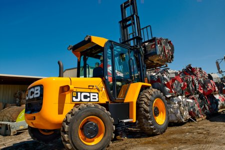 Zajímavým strojem je JCB Teletruk, jehož vlastnosti klasického vysokozdvižného vozíku jsou znásobeny teleskopicky výsuvným ramenem.