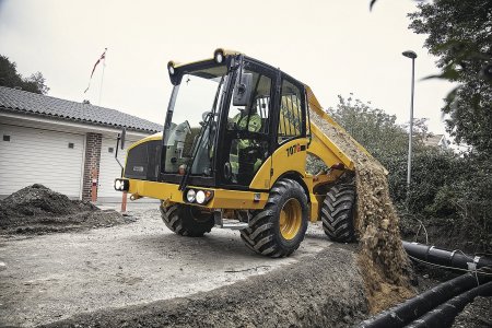 Kloubový dumper Hydrema 707G má korbu s otáčením o 180°. Na fotografii si lze všimnout bohatého prosklení kabiny a čelního skla protaženého směrem dolů.