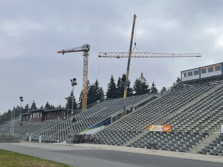 Kompletace výložníku věžového jeřábu Liebherr v areálu Vysočina Areny za pomoci automobilového jeřábu.