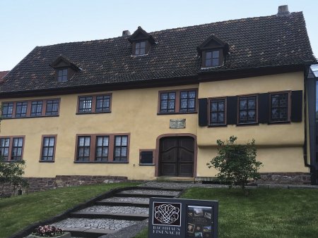 Řada památek se nachází přímo v historickém městě Eisenachu. Na fotografii dům Johana Sebastiána Bacha.