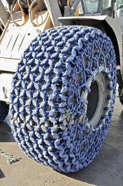 Ochranný řetěz rovnoměrně zakrývá běhoun i bočnice pneumatiky, takže riziko proražení pneumatiky je minimální.