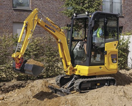 Mini-rýpadlo Komatsu PC17R-5 při zemních pracích.