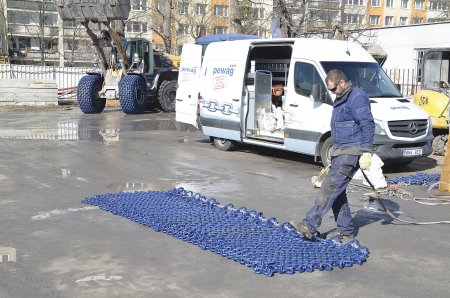 V době naší přítomnosti probíhala příprava řetězu před nasazením na kolo zadní nápravy. Pro optimální doléhání na pneumatiku bylo potřeba řetěz na místě zkrátit o dvě řady.