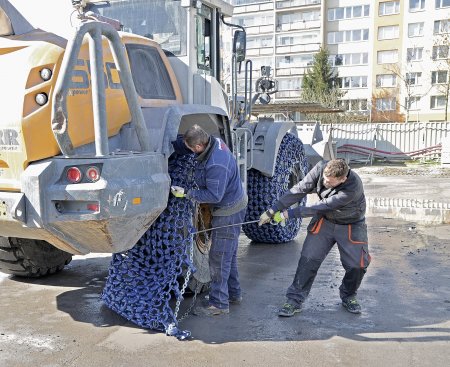 Při nasazování je zapotřebí řetěz rovnoměrně vypnout na kolo. Práce vyžaduje zručnost a sílu.