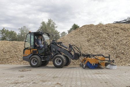 S nakladači lze provozovat též příslušenství, která vyžadují velké množství hydraulického oleje.