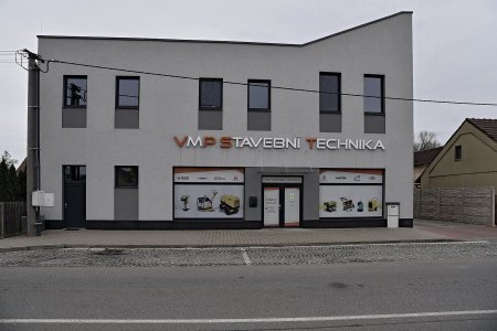 Prodejna, servis a sklady VMP Stavební technika sídlí v Opatovicích nad Labem. Moderně řešenou budovu zde Václav Melša dokončil v roce 2019. (foto VMP)