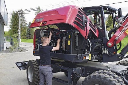 Boční kapotu k motoru lze otevřít do několika poloh, aretace polohy je pomocí jednoduchého popruhu.