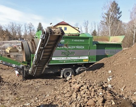 Za hodinu provozu stihl stroj přetřídit 100 tun zeminy. O obsluhu se postaral zaměstnanec společnosti EUROGREEN CZ.