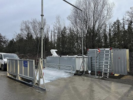 Zákazník zvolil žárově pozinkované boční stěny odolné proti korozi a zaručující dlouhou životnost.