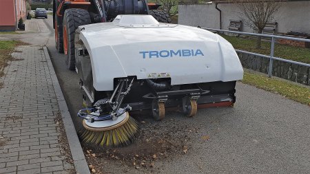 Trombia kombinuje ty nejlepší funkce přídavných zametacích zařízení, samohybných zametačů a zametacích vozů. A to bez použití vody.