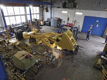 V Hydraulikservis I realizují i generální repase strojů, kdy jsou postupně zkontrolovány, opraveny nebo vyměněny všechny klíčové komponenty. Fotografie odstrojeného rámu čelního kolového nakladače pořízena v dílnách společnosti v Bohuňovicích.