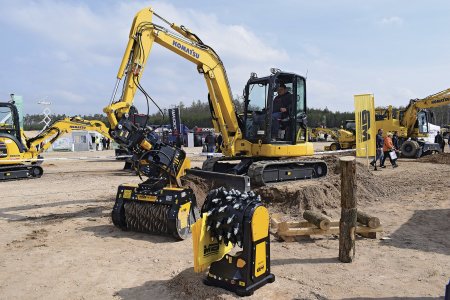 Komatsu PC58MR-5 s drapákem a třídicí lopatou MB Crusher.