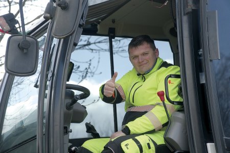 Nadšený uživatel systému UNICONTROL, známý strojník Tomáš Sooky, chválí hlavně jednoduché ovládání a možnost vytvářet si vlastní 3D modely.