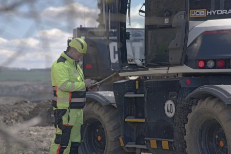 Tablet lze z kabiny jednoduše vyndat a strojník si na něm může daný projekt na stavbě zkontrolovat.