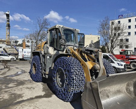 Ochranné řetězy pewag Square Tycoon 16/18S na nakladači Liebherr na stavbě čtvrté linky pražského metra.