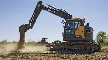 Testování autonomně řízených stavebních strojů. Ukázka z demo plochy společnosti TRIMBLE.