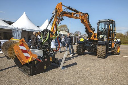 JCB POTHOLE PRO na předváděcí akci v areálu Správy a údržby Pardubického kraje.