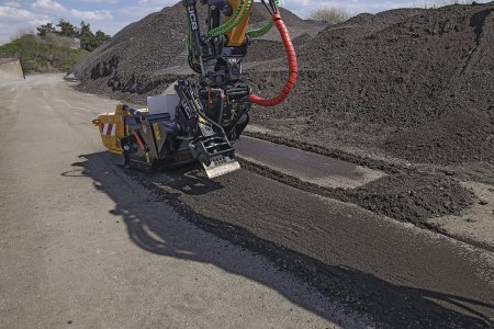 Dobře viditelný detail kladiva se sekáčem na předním sběrném koši.