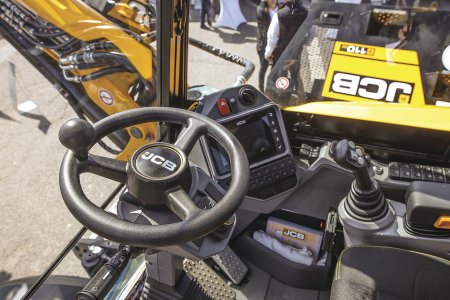 Kabina JCB POTHOLE PRO. Od klasického Hydradigu se liší v drobnostech: nový je tlačítkový panel pod displejem sloužící k ovládání frézy.