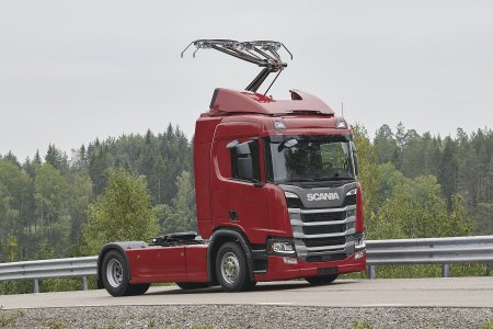 Scania R 450 4×2 s pantografem. (foto: Dan Boman, Scania CV AB)