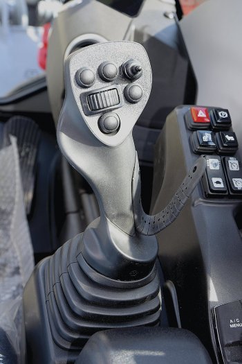 Dvojice špičkových joysticků je koncepčně převzata od švédského výrobce engcon.
