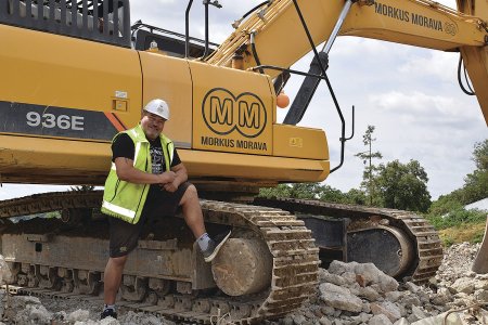 Stavbyvedoucí společnosti MORKUS Morava Roman Otevřel před LiuGongem 936 E (na Žlutém kopci).