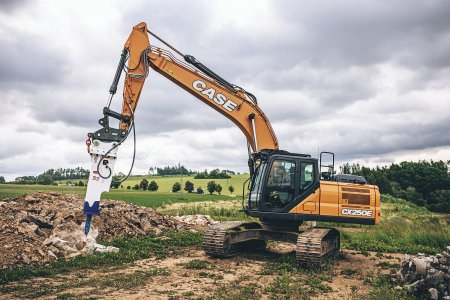 Testování hydraulického kladiva KOMAC v ČR. (foto: AGROTEC servis)