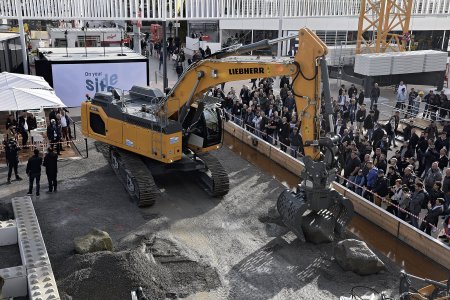 Rýpadlo Liebherr R9XX H2 získalo ocenění The 2022 Bauma Innovation Award. (foto: Jiří Hejhálek)