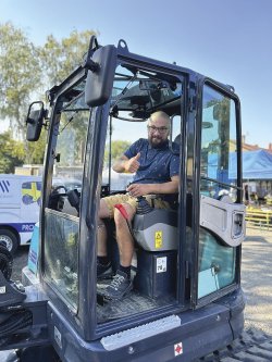 S Michalem Vlašicem jsme se potkali na Dni otevřených dveří NorWit. Zde si mimo jiné zkoušel jeden z potenciálních bestsellerů u nás – rýpadlo SWE 60UF.