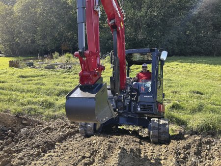 Zkoušely se i výjezdy do svahu a simultánní pohyby (pojezd – práce s příslušenstvím). Na fotografii stroj Yanmar, vybavený na míru vyráběnou lžící pro firmu ASbud.